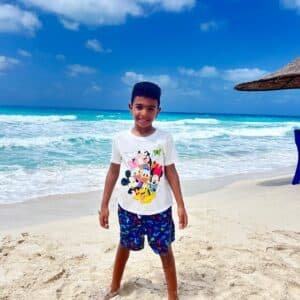 Model wearing a Mickey, Minnie, Donald, Daisy – PoshFashion Disney cartoon art